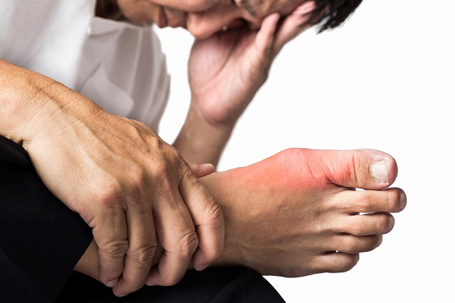 足の親指の付け根が痛い原因について